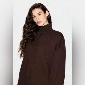 Skims OVERSIZED HALF ZIP Brown Half-Zip Pullover
Unisex
